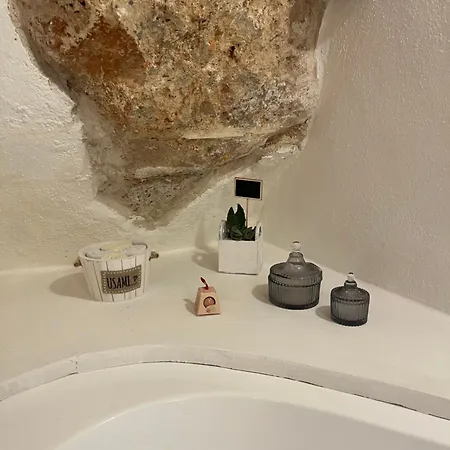 Dimora Nella Roccia 3* أوستوني